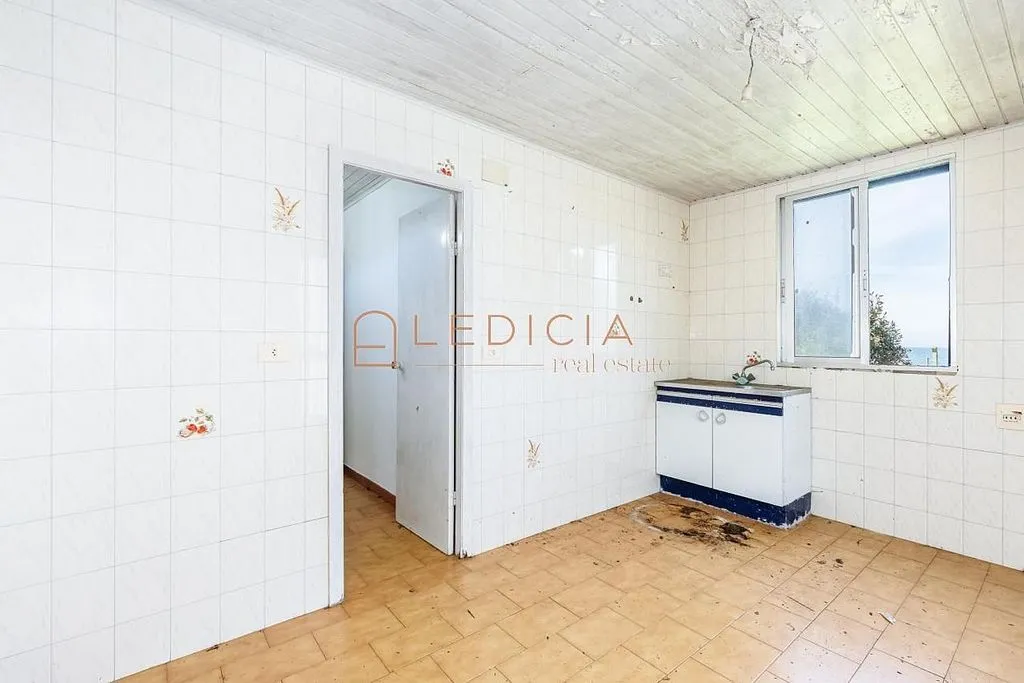 Cuisine - Chalet to Renovate in Baiona