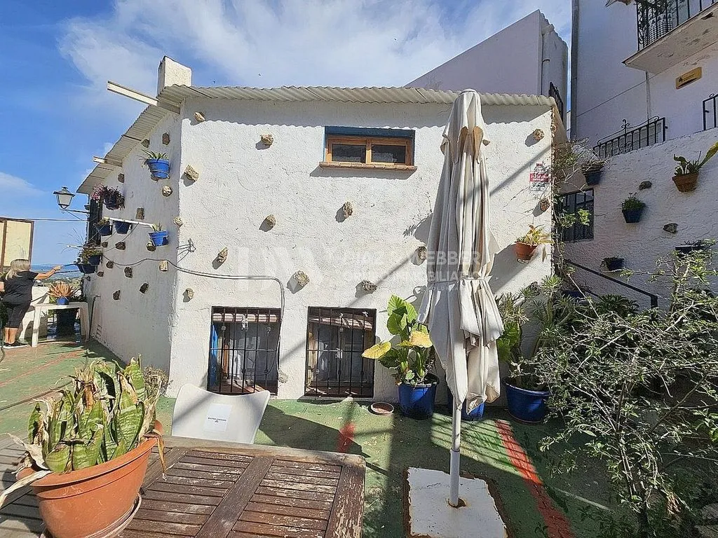 Jardin - Multi-Use Building with Terrace in Alcaucín
