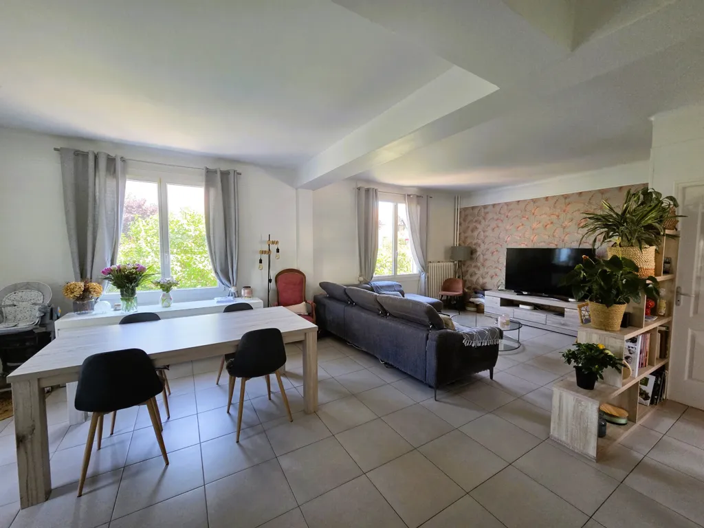 Salle à manger - Maison Individuelle avec Hauteurs de Plafond à Savigny-sur-Orge