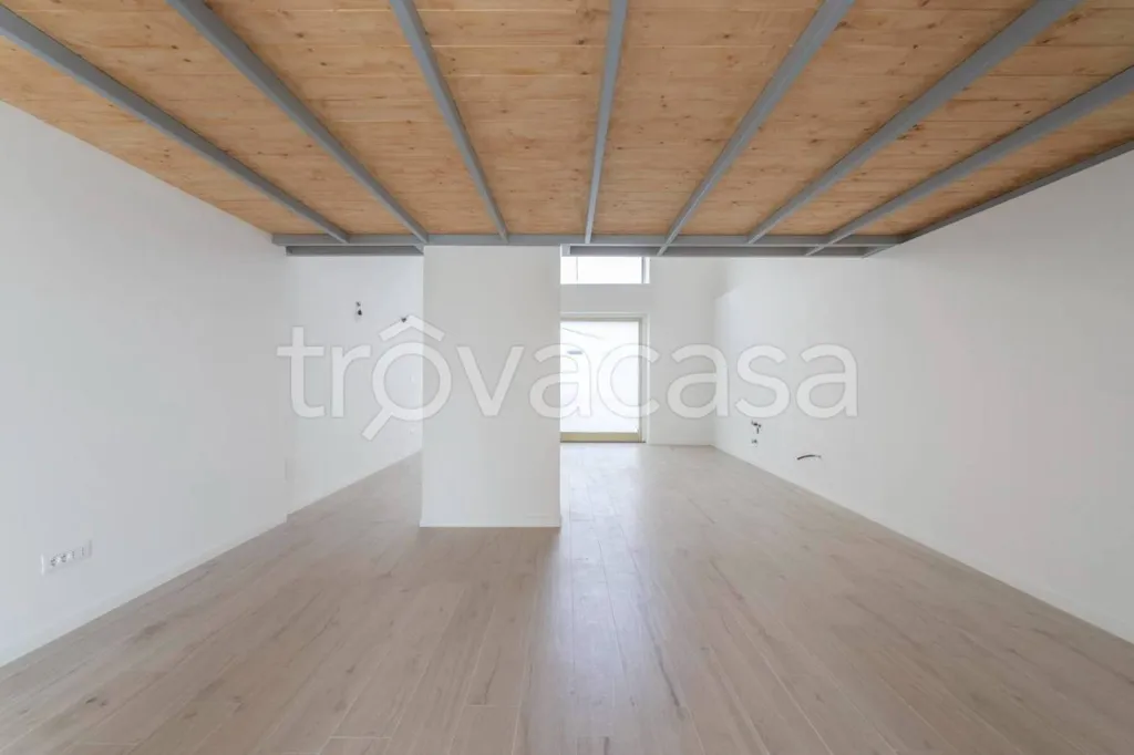 Pièces - Modern Loft with Dual Access in Turin