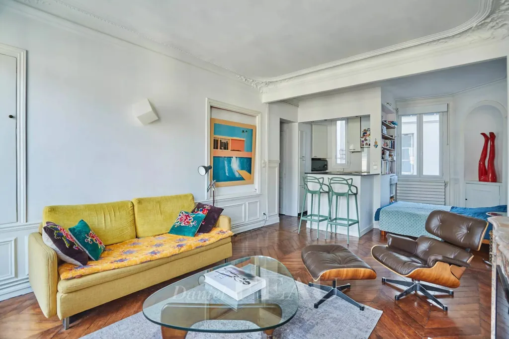 Elutuba - Sunlit Apartment with Balcony in Paris 8th