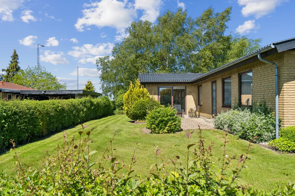 Aed - Well-Maintained Villa with Carport in Viborg