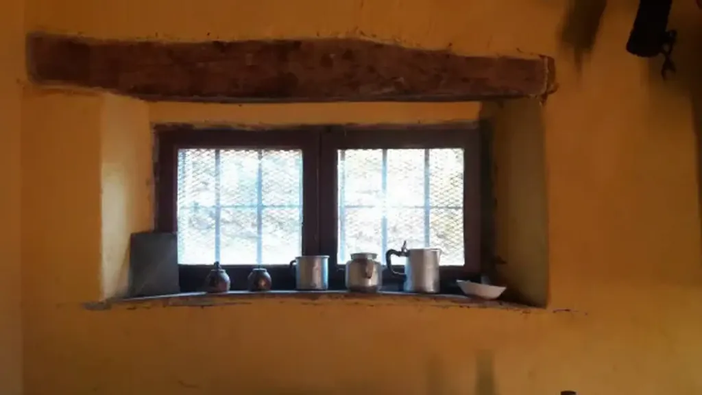 Toad - Rustic Property with Water Source in Vestone