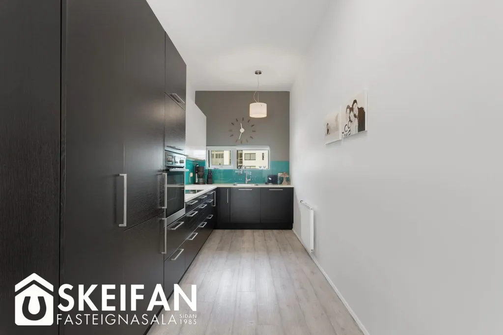 Cuisine - Bright 3-Bed Apartment with Balcony in Reykjavik