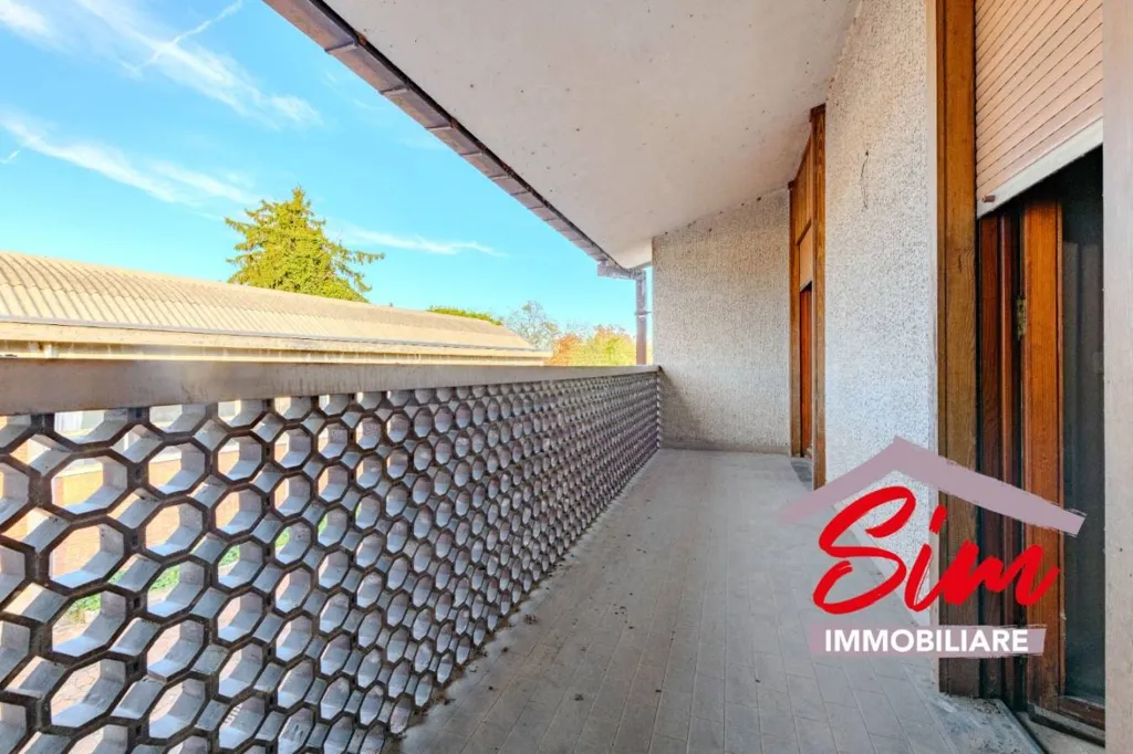 Rõdu - Restoration Villa with Garden in Romentino