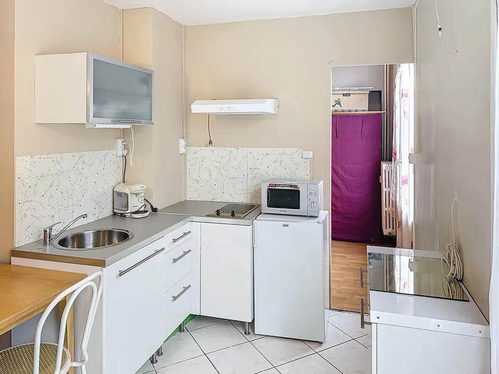 Köök - Renovated Apartment with Balcony in Chabottes