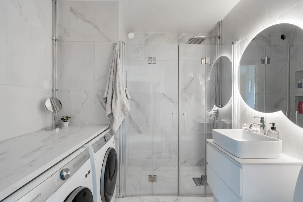 Salles de bain - Renovated 3-Bedroom with Balcony in Southeast
