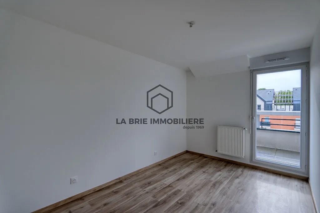 Bedrooms - Flat with Extensive Terraces in Emerainville