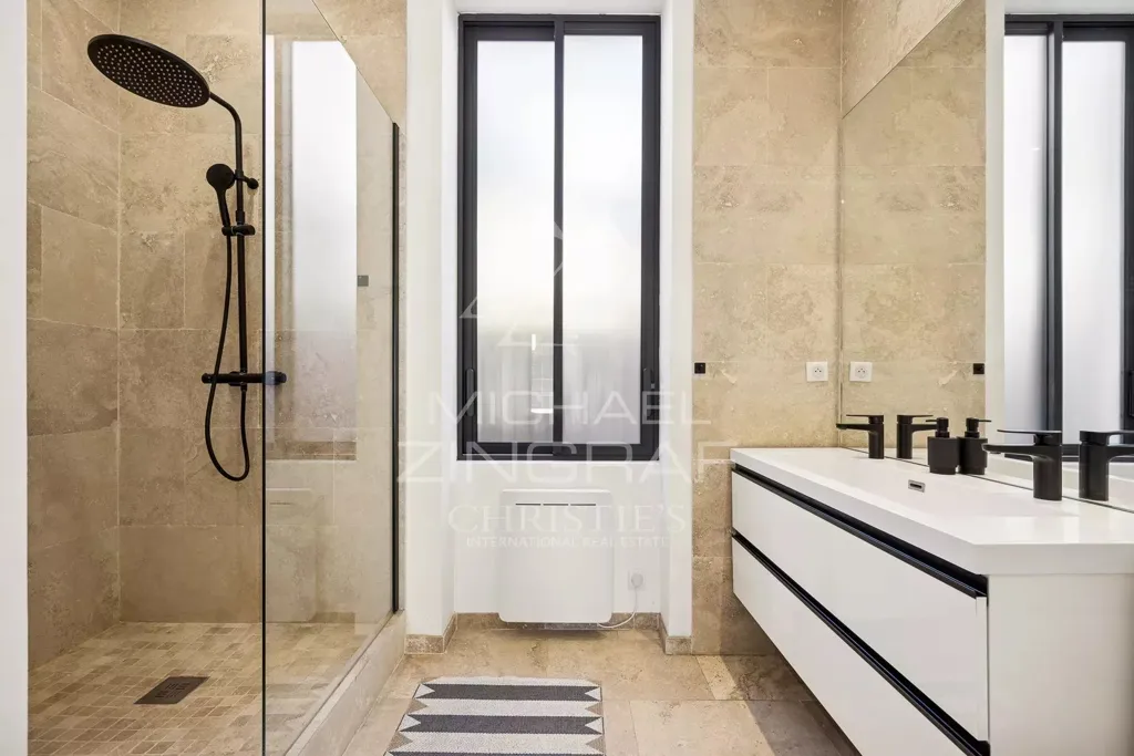 Salles de bain - Maison Belle Époque avec Piscine à Cannes