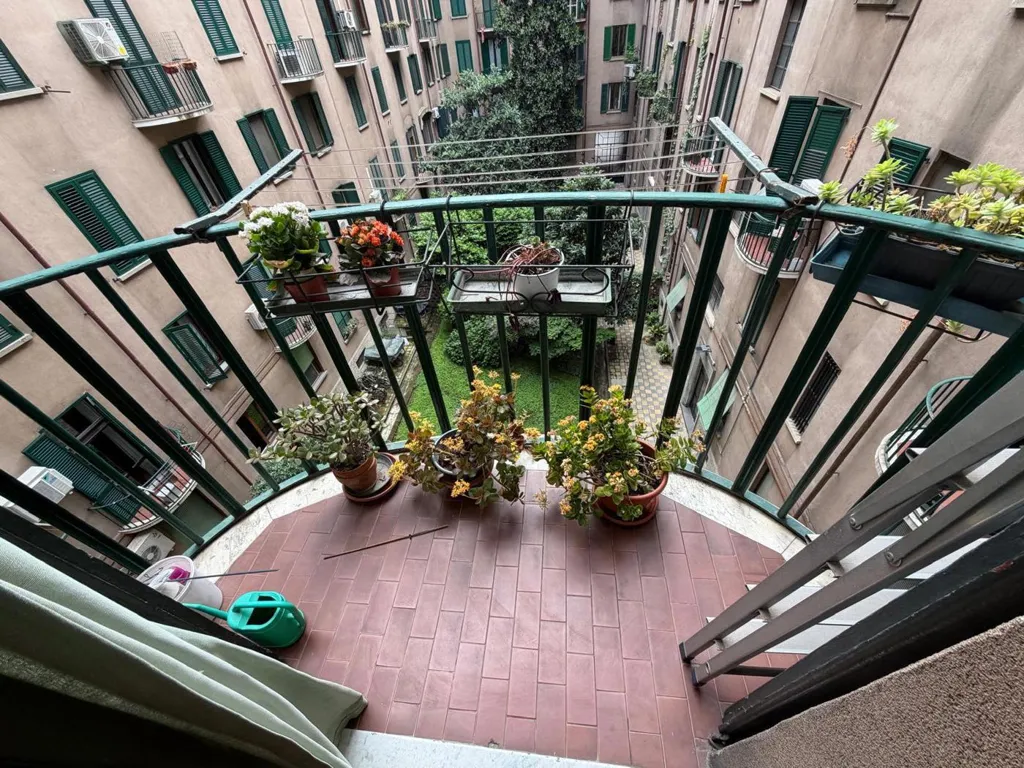 Balcone - Two-Bedroom Apartment with Balcony in Milan