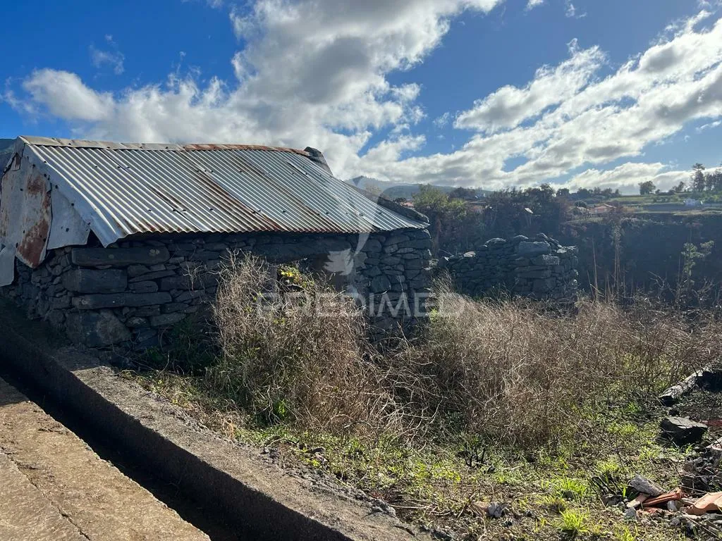 Välivaade - Two Barns with Land in Raposeira, Calheta