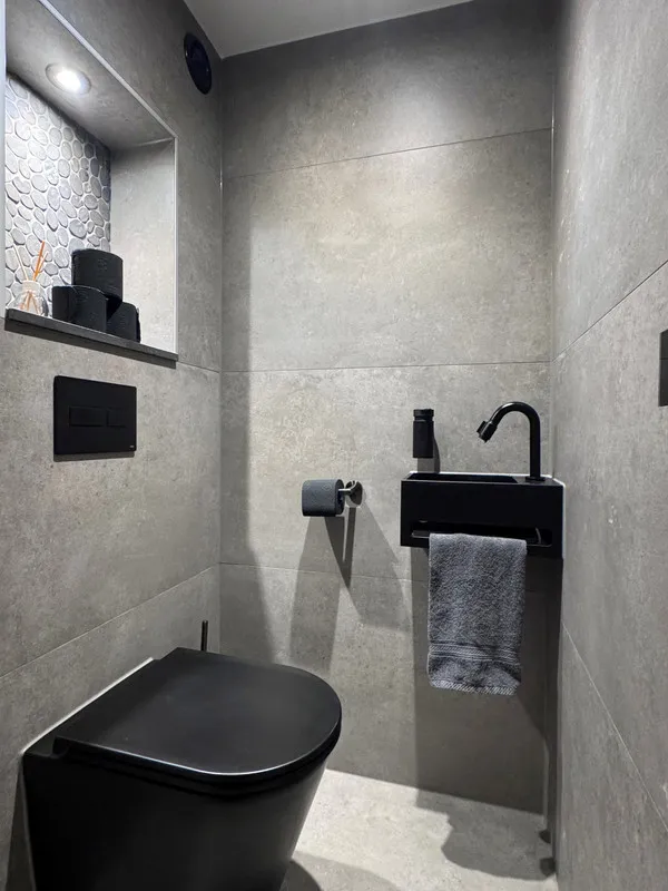 Bathrooms - Modernised House with Garden in Hoorn