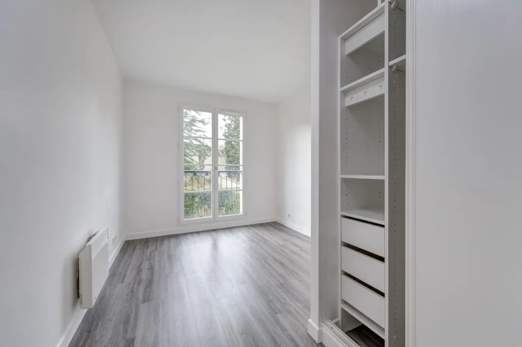 Stanze - Spacious 5-Piece Flat with Garden View in Versailles