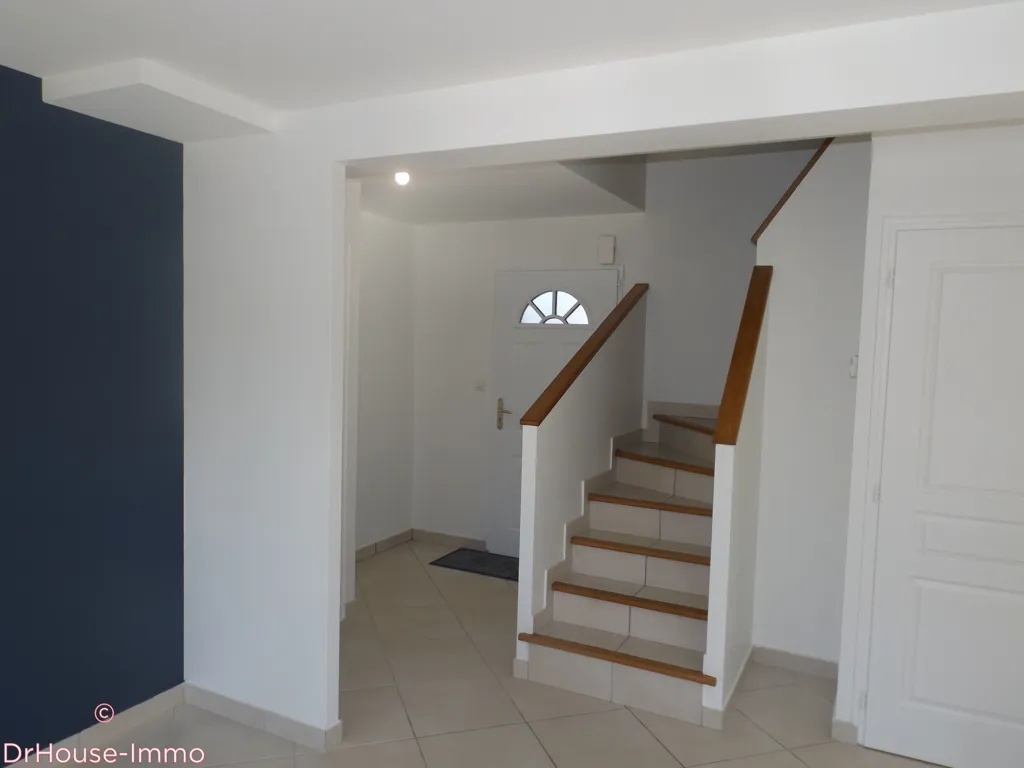 Hallway - Modern House with Garden near Berric Centre