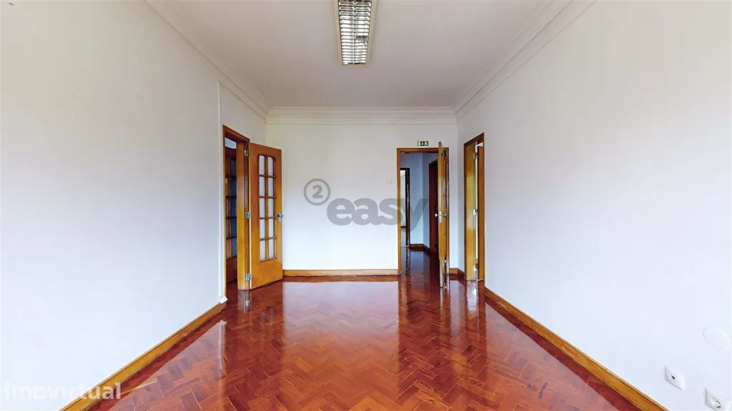 Esik - Modernised Office with Lift in Arroios, Lisbon