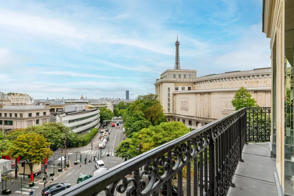 Balcon - Appartement Rénové avec Vue sur la Tour Eiffel à Paris 16e