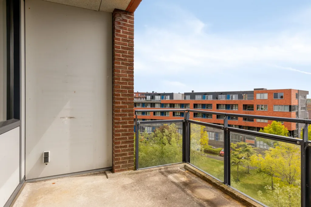 Rõdu - Galerie Flat with Balcony in Stad van de Zon