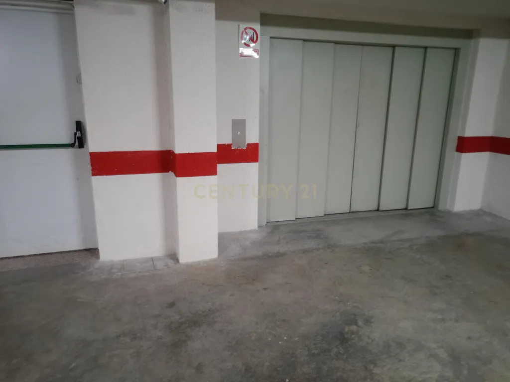Garaaž - Garage Space with Elevator Access in Manises