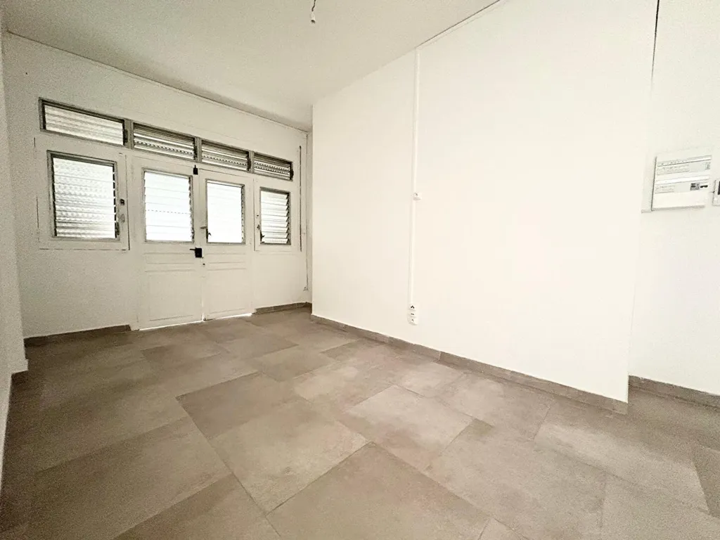 Stanze - 2-Bedroom Apartment with Garage in Saint-Esprit