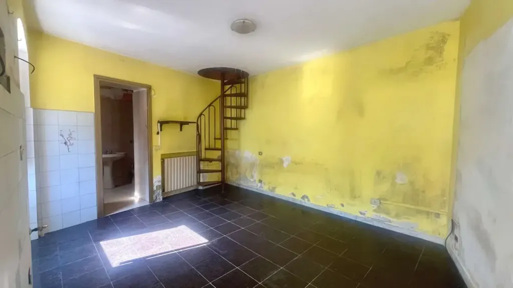 Toad - Semi-detached Villa to Renovate in Massa