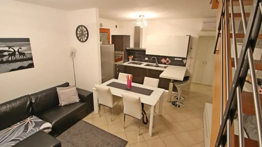 Soggiorno - Duplex Apartment with Garage in VETERNIGO