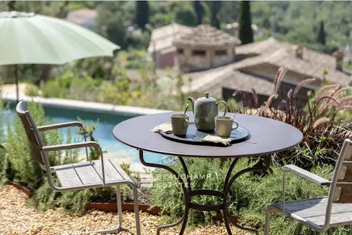 Terrasse - Villa de Luxe avec Piscine à Valbonne