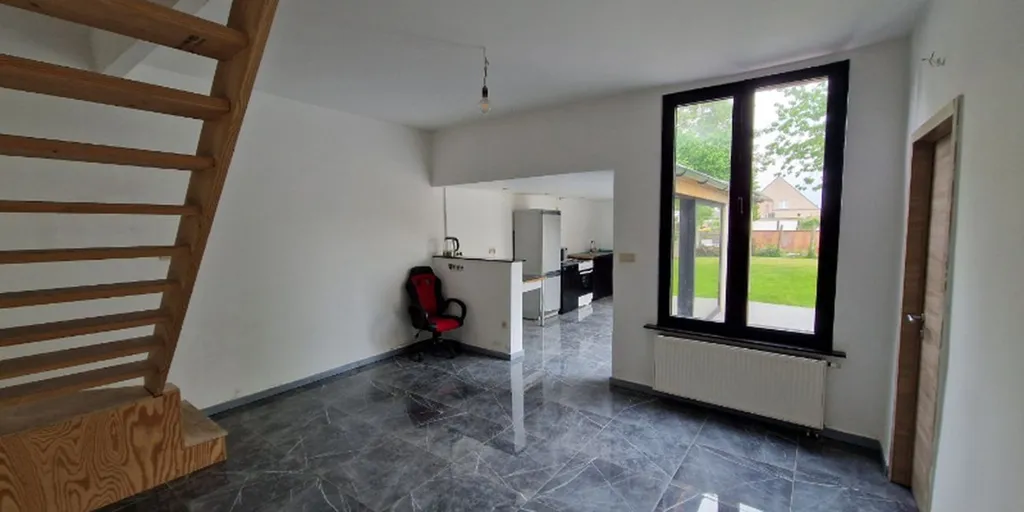 Esik - Renovatable House with Garden in Waasmunster