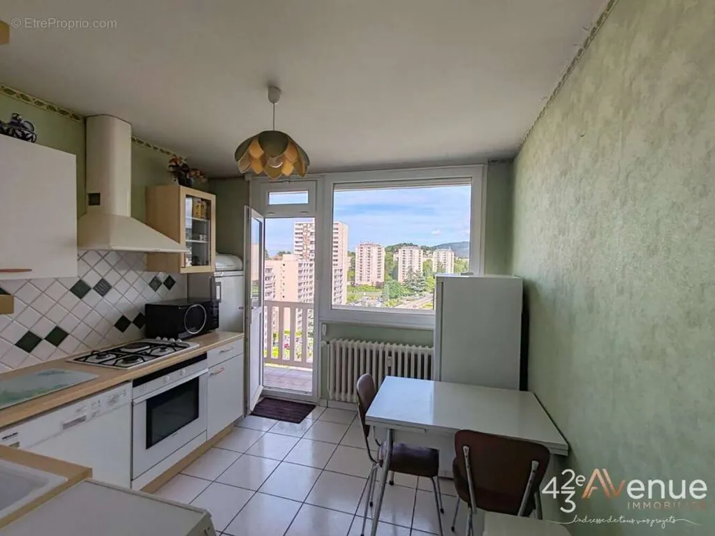 Köök - Bright 3-Bed Flat with Balcony in Saint-Etienne