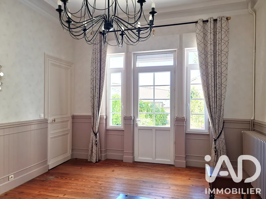 Soggiorno - Charming Townhouse with Art Deco Features in Cognac