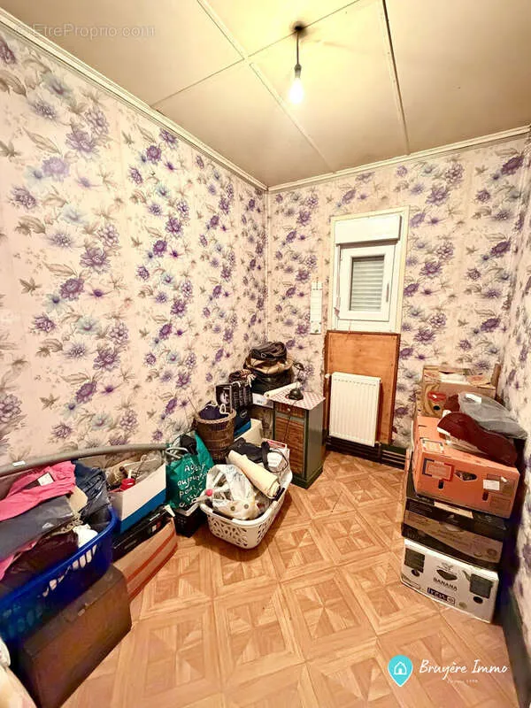 Chambres - Maison à Rénover avec Jardin à Bavay