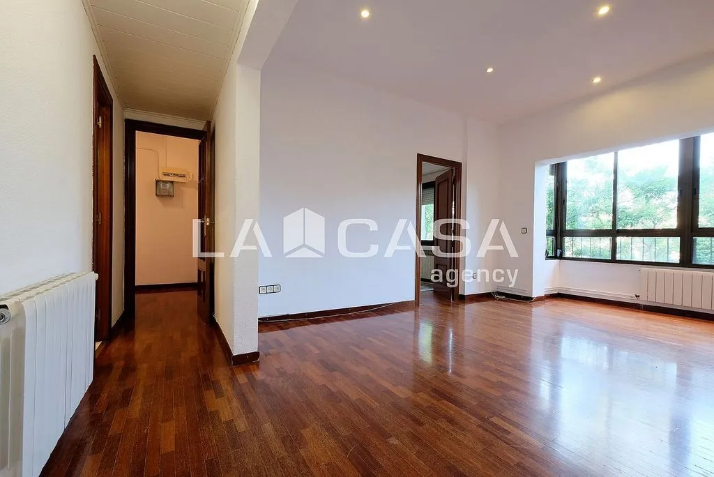 Elutuba - East-West Oriented Flat near Passeig Maragall