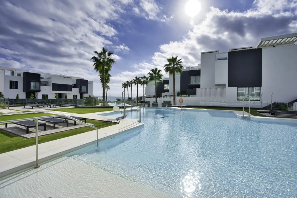 Piscina - Contemporary Beachfront House in Estepona