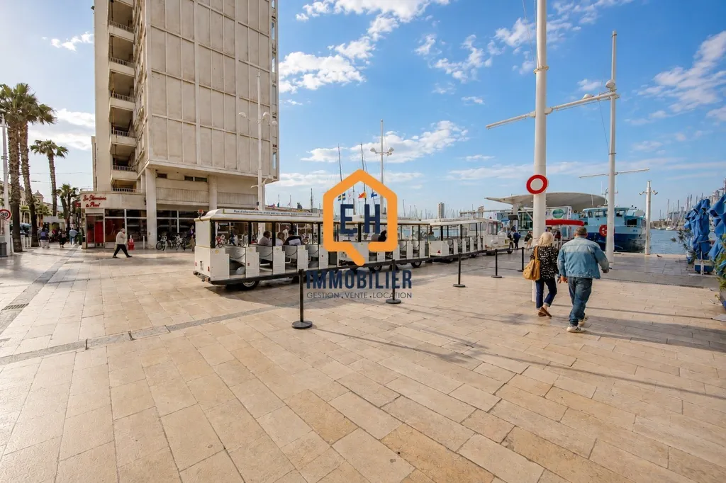 Renovated 2-Bed Flat with Sea View in Toulon