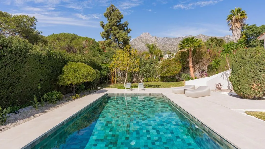 Piscine - Luxury Villa with Sea Views in Golden Mile
