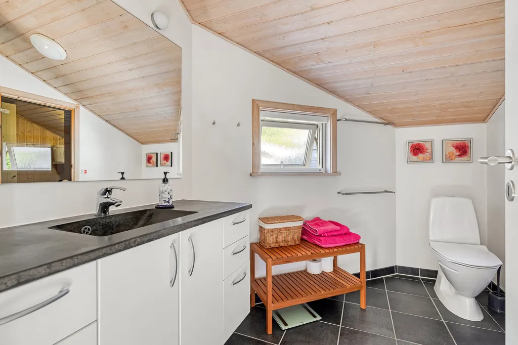 Salles de bain - Modern Vacation Home with Garden in Rågeleje