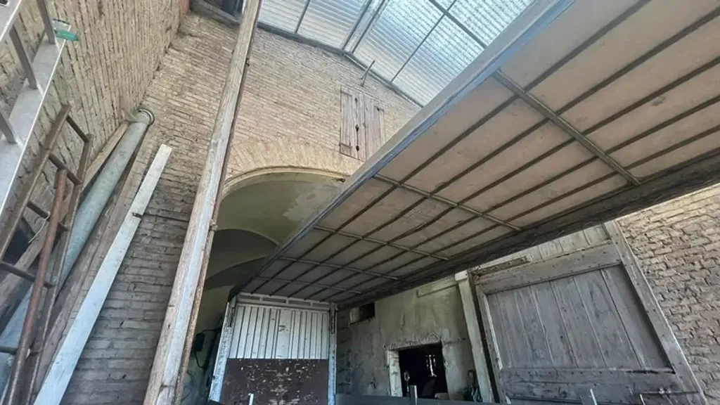 Garage - Rustic Farmhouse with Orchard in Carpi