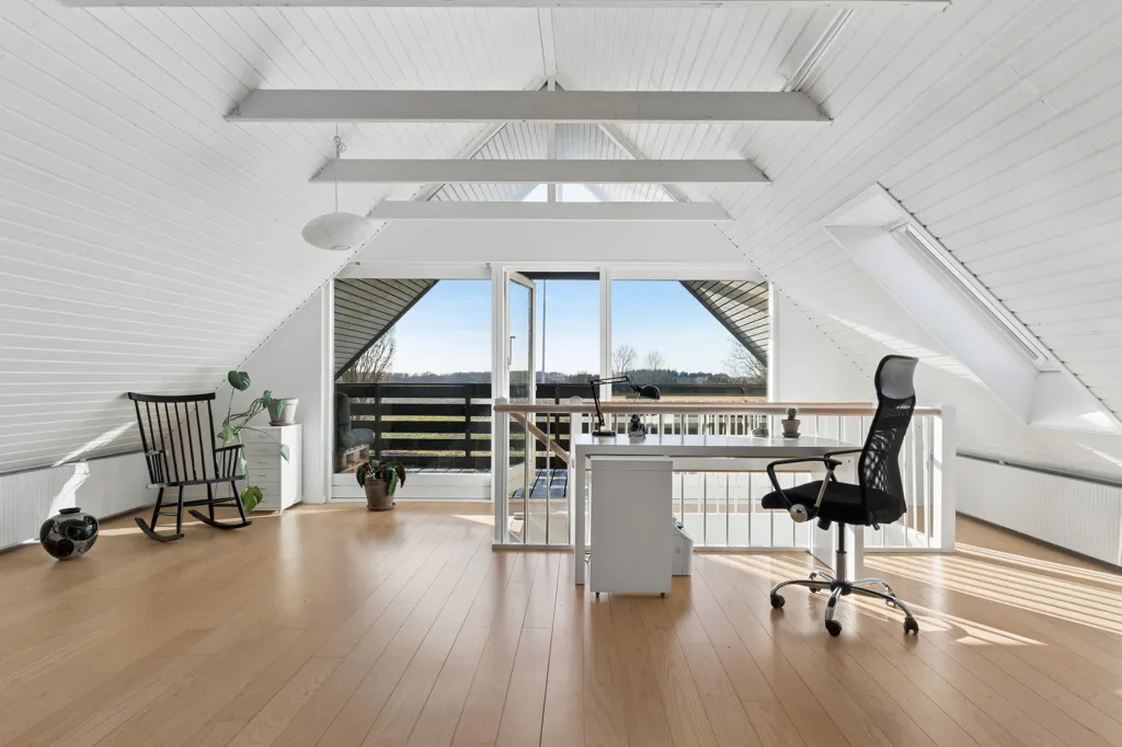 Bureau - Modernised Villa with Open View in Højby