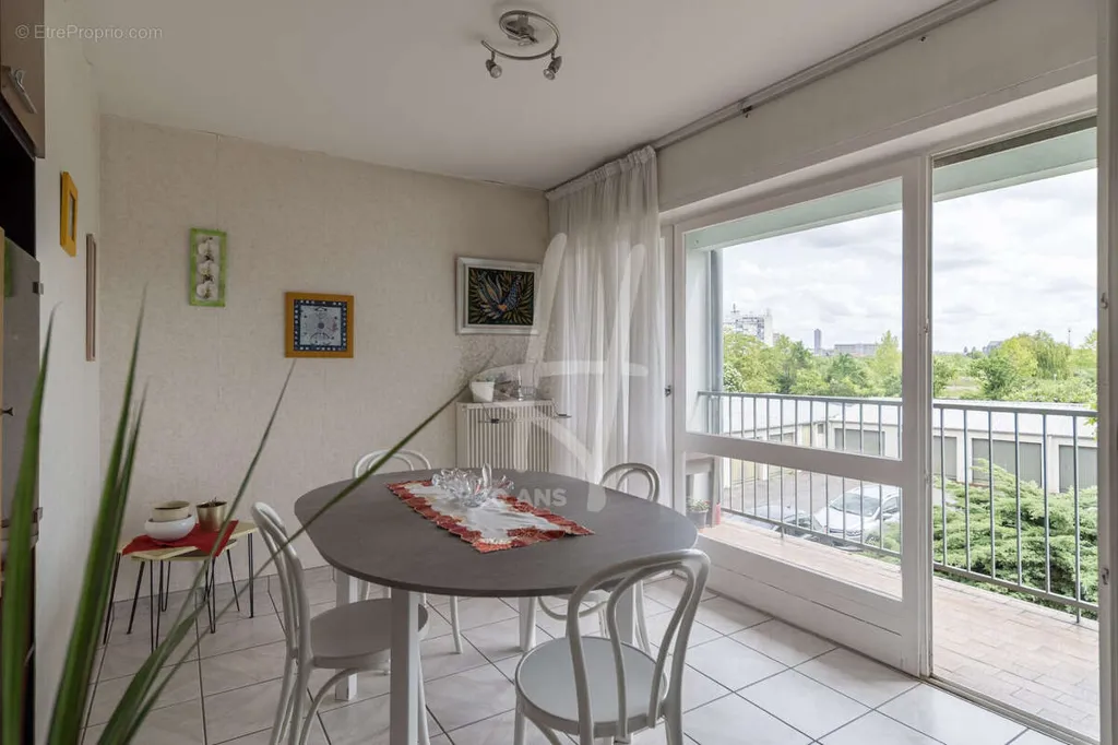 Söögituba - Apartment with Balcony in Metz