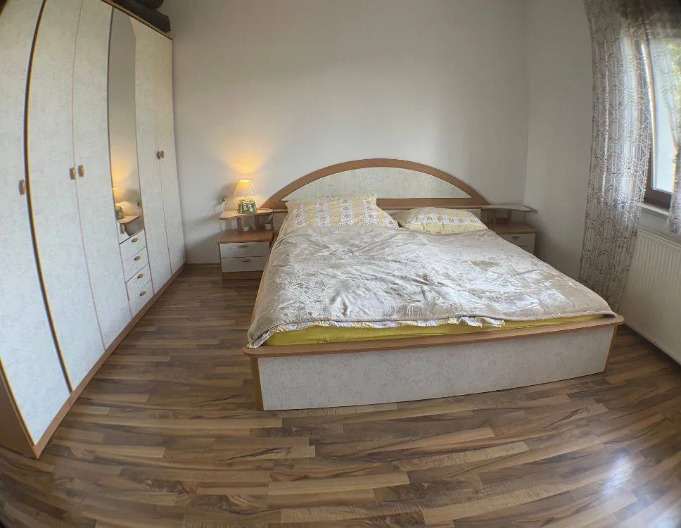 Chambres - Two-Storey House with Large Land in Medvode