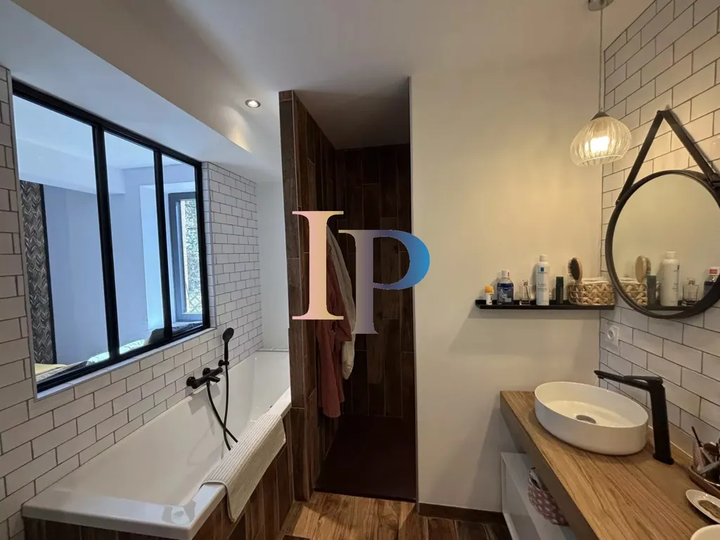 Salles de bain - Maison en Pierre Rénovée avec Piscine près de Charlieu