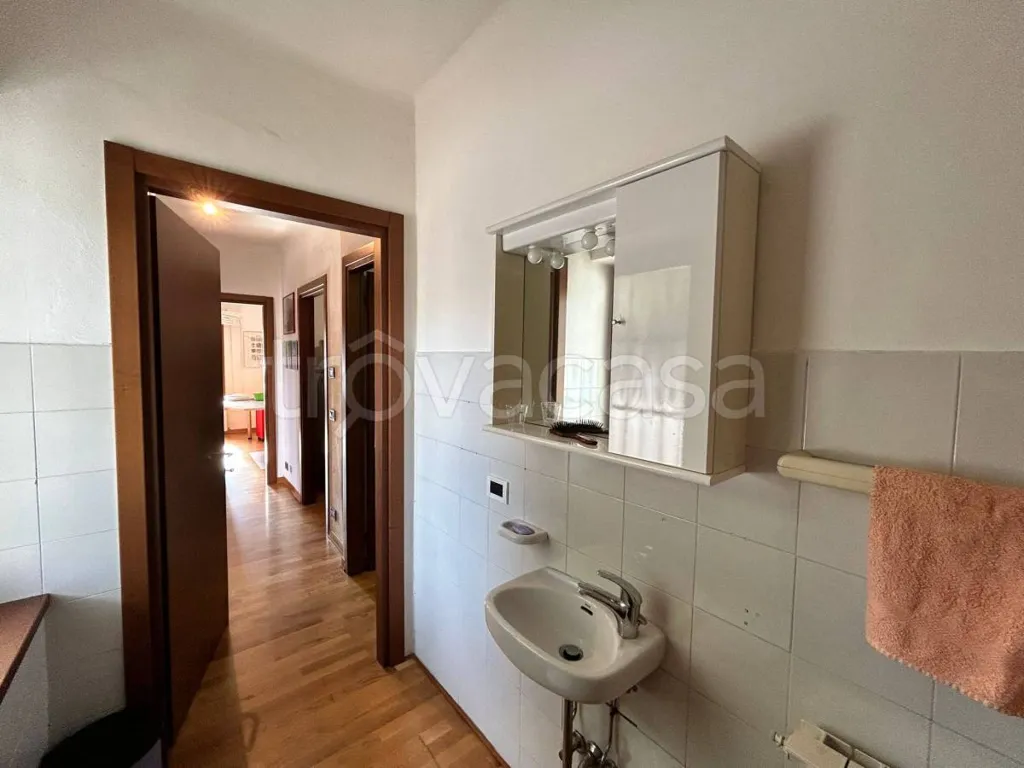 Bagni - Converted Office Apartment in Gradisca d'Isonzo