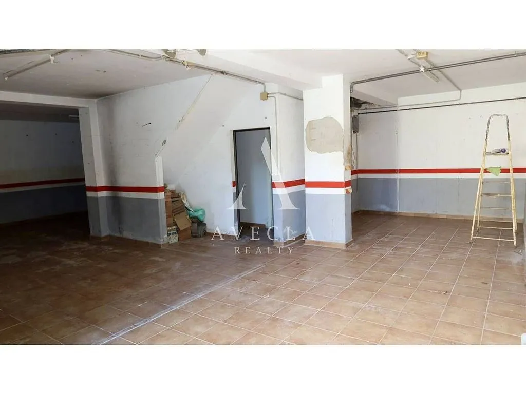 Garage - Spacious House with Garden in Rubí