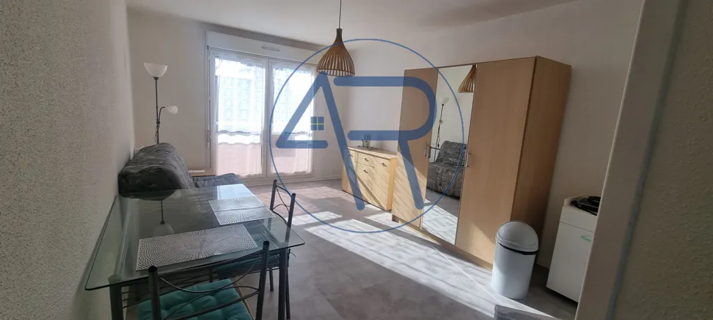 Chambres - Studio Meublé au Deuxième Étage à Brioude