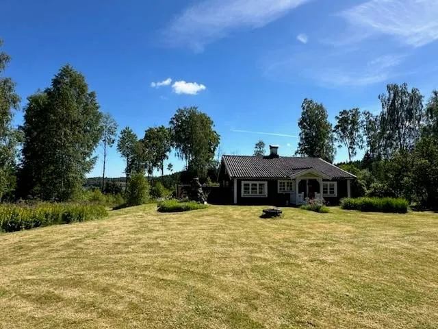 Aed - Traditional Cottage by Lake in Hillared