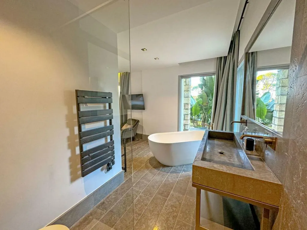 Bathrooms - 1950s Villa with Sea View in Cap d'Antibes