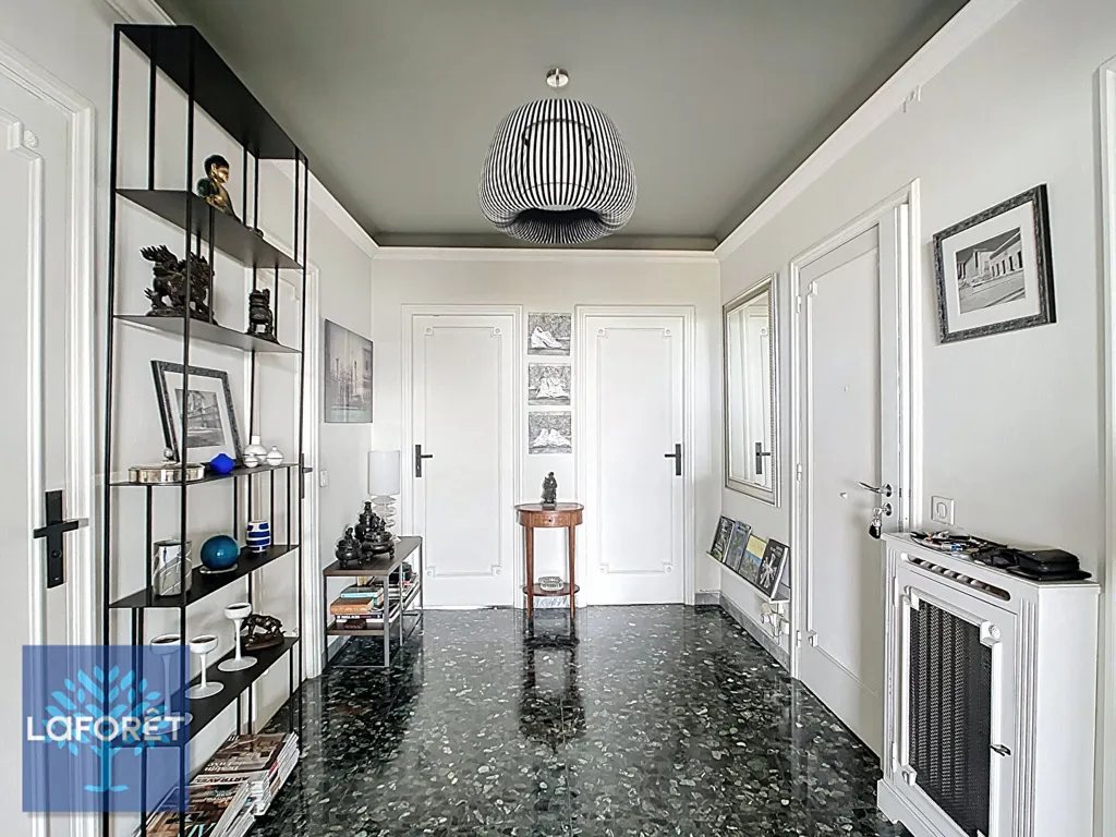 Esik - Renovated 2-Bed Apartment with Sea View in Cannes
