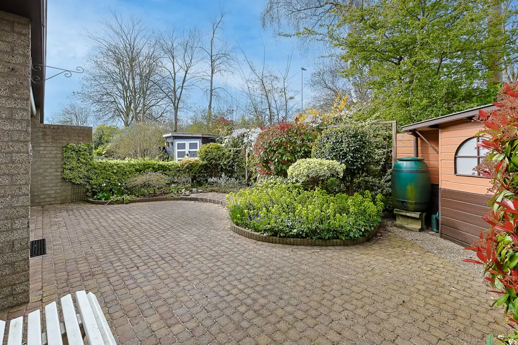Aed - Playfully Designed Corner Home with Patio in Leiderdorp
