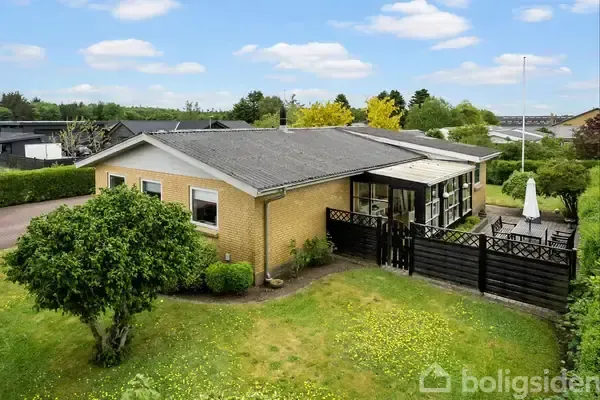 Õhuvaade - Well-Maintained Villa with Carport in Viborg