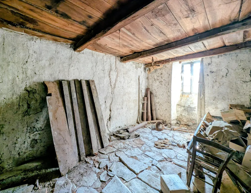 Rooms - Village House for Renovation in La Charce