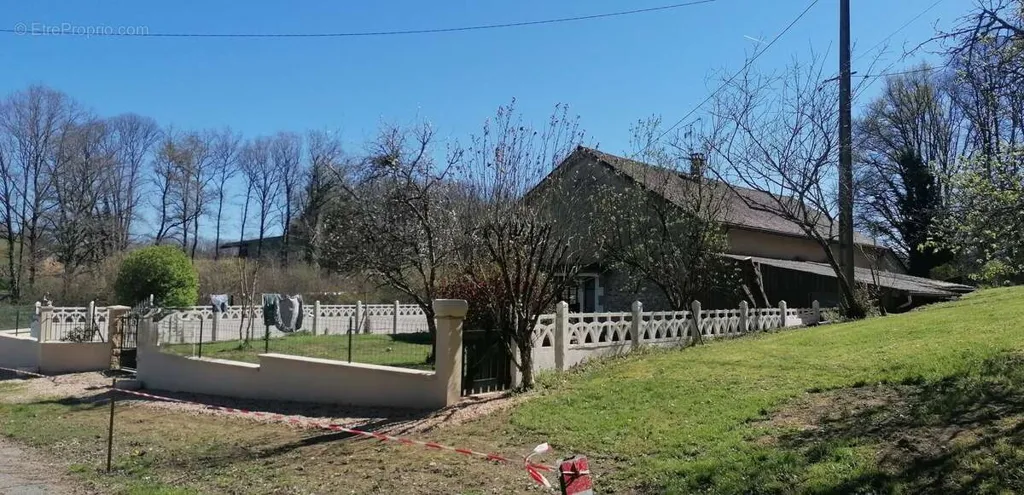 Extérieur - Maison de Plain-Pied avec Dépendance dans un Cadre Naturel